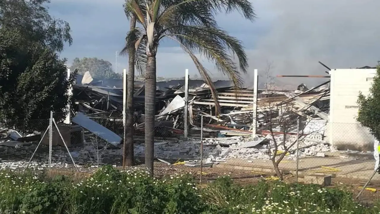 Estado en el que ha quedado la nave donde se produjo la explosi&oacute;n en Mor&oacute;n de la Frontera.  - JUNTA ANDALUCIA