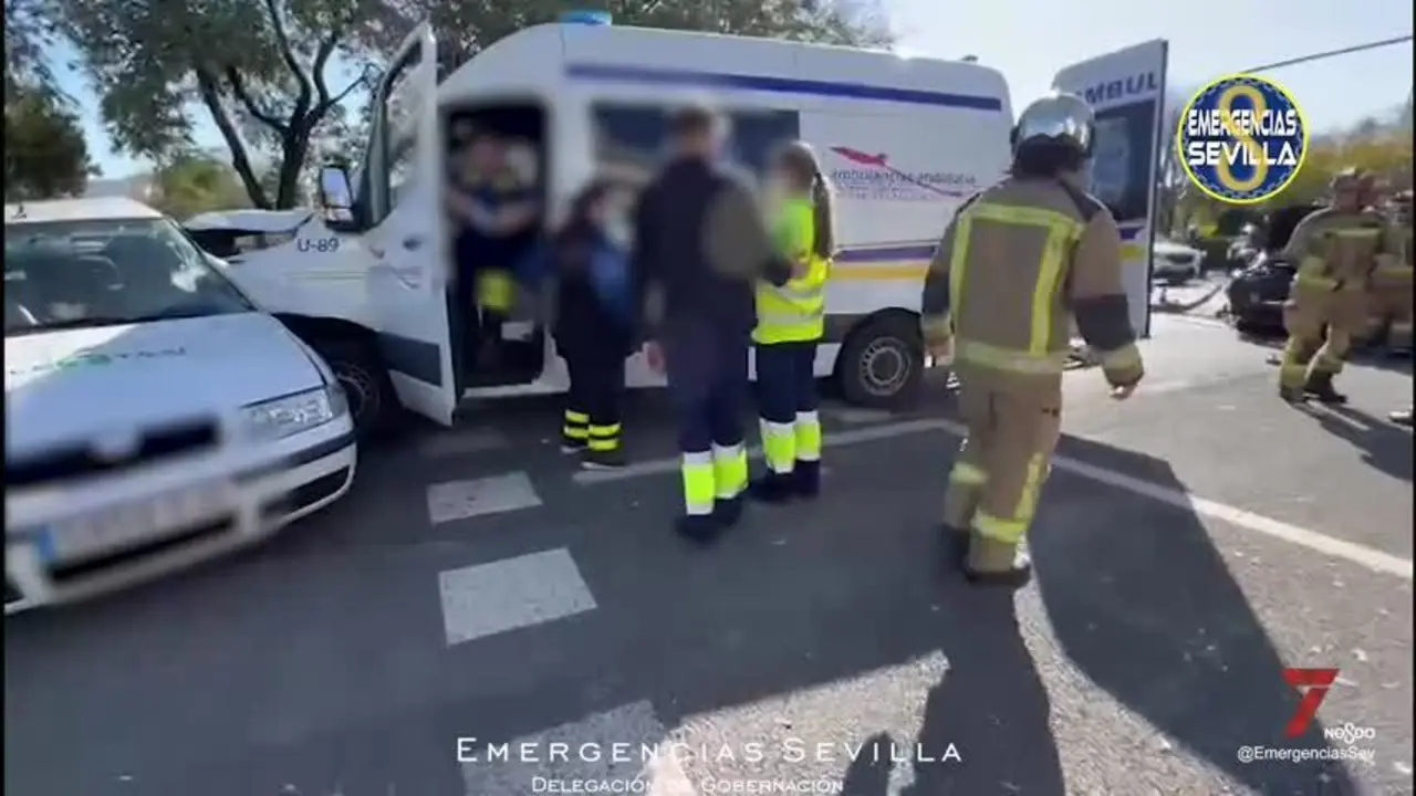 Heridas seis personas por una colisi&oacute;n entre una ambulancia, un taxi y un coche en Sevilla