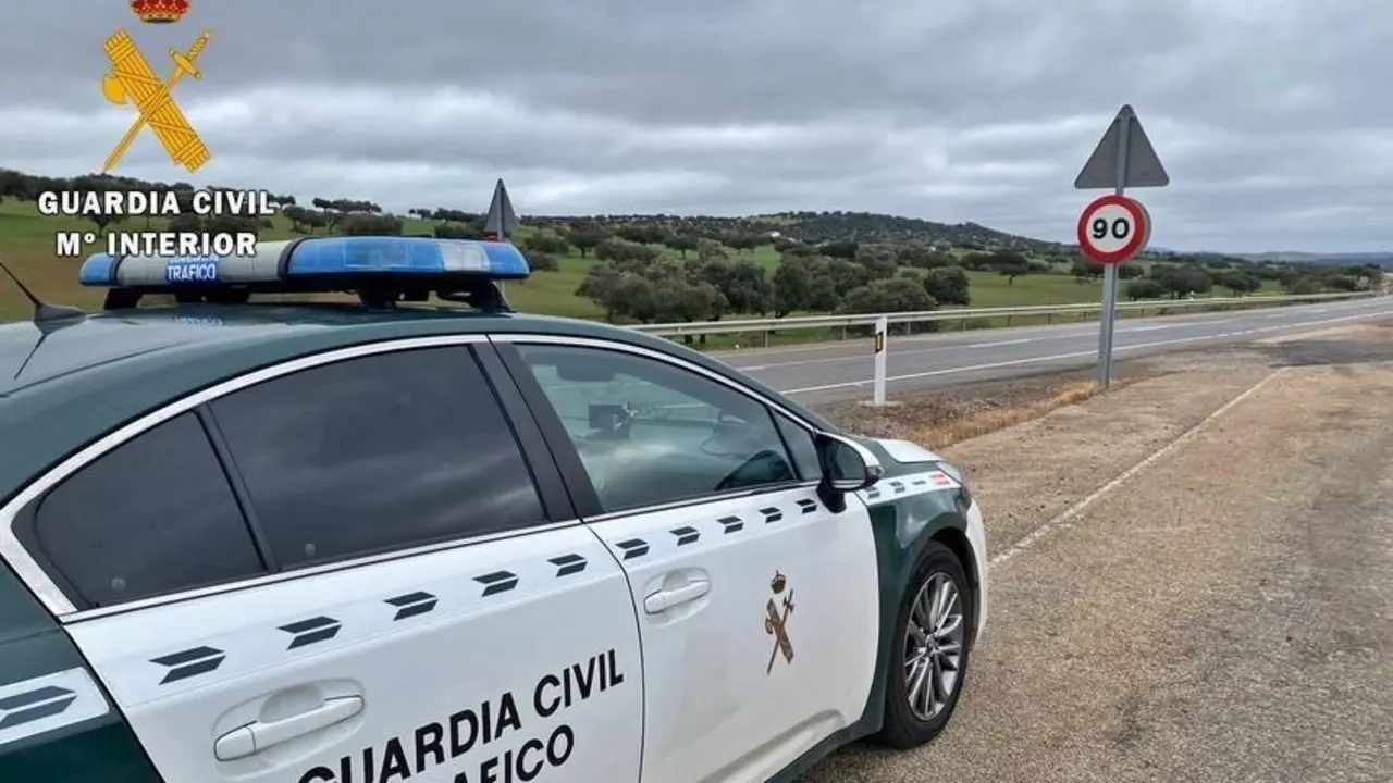 Un coche de la Guardia Civil durante un control de velocidad, en una imagen de archivo. - GUARDIA CIVIL