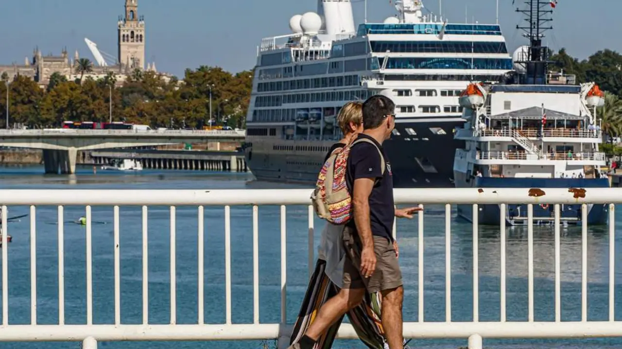 Imagen de archivo de cruceros en el Puerto de Sevilla. - Eduardo Briones / EP