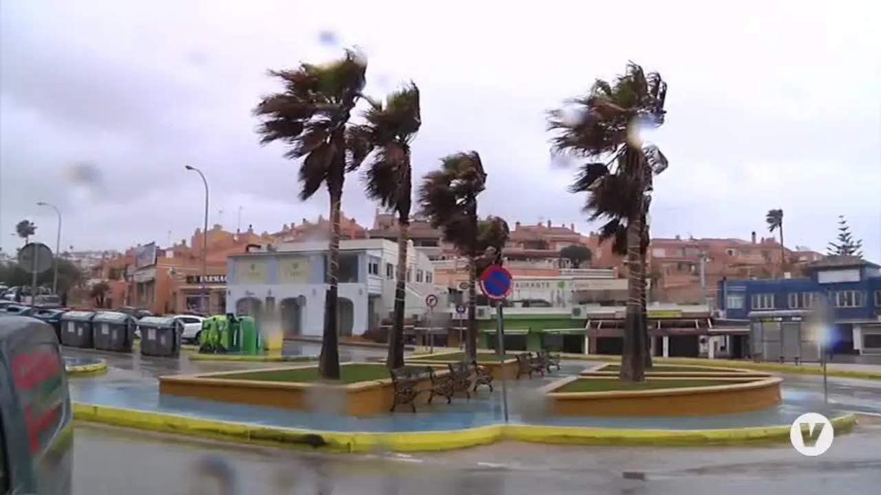 El temporal de levante, con olas de hasta cuatro metros, suspende el tr&aacute;fico del Estrecho