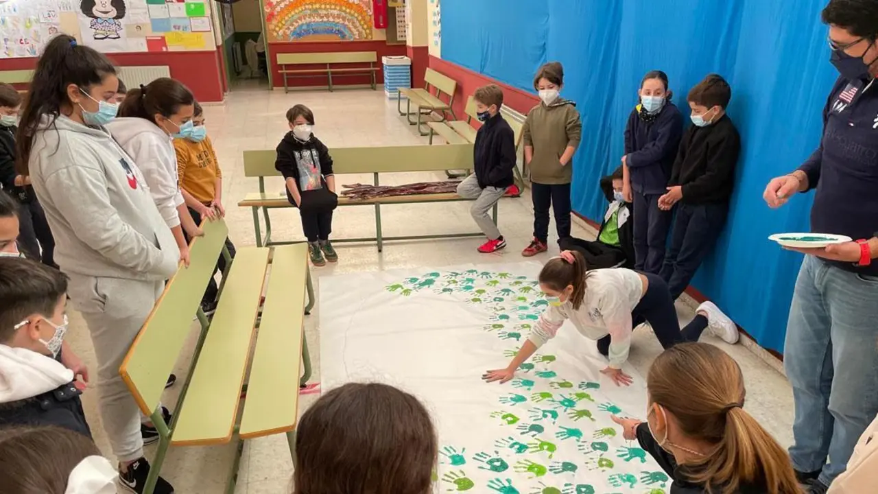 Alumnos y alumnas del CEIP. Dulce Nombre durante una actividad.     - 