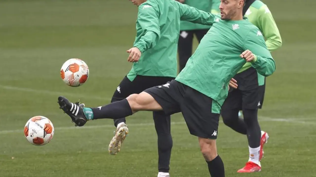 El futbolista del Betis, Sergio Canales, durante un entrenamiento. - efe