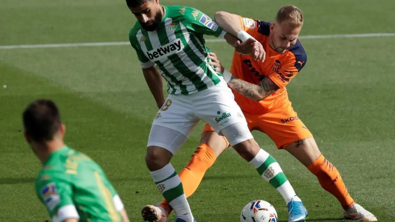 Fekir durante el partido contra el Valencia de la campa&ntilde;a pasada. - efe