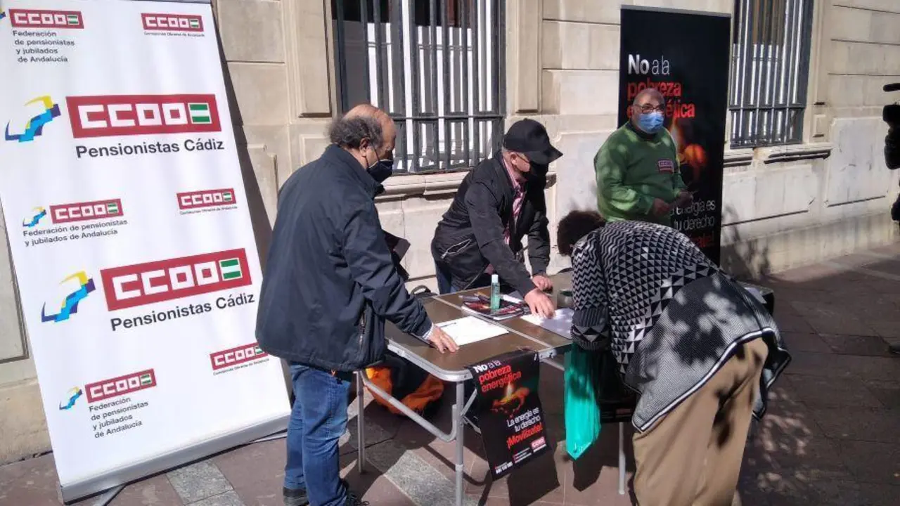 Recogida de firmas de CCOO Pensionistas en Algeciras. - AI