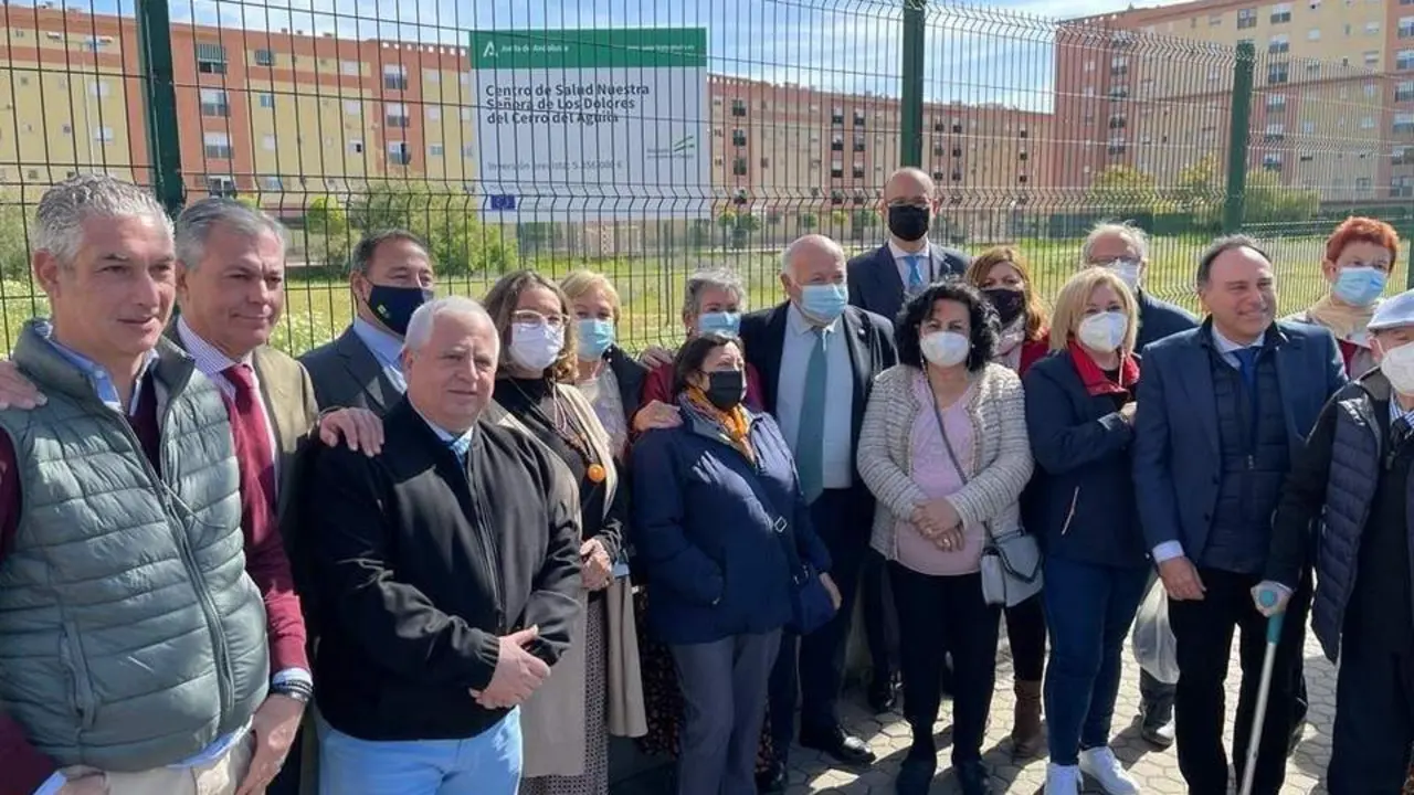 El consejero de Salud, Jes&uacute;s Aguirre, visita el solar en el que se construir&aacute; el nuevo centro de salud de El Cerro del &Aacute;guila. - EP