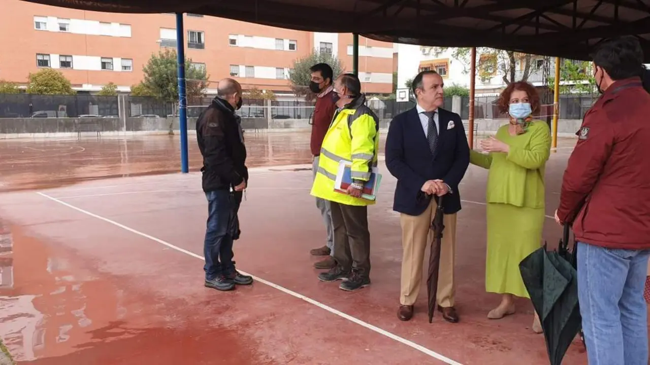 Adela Casta&ntilde;o y Francisco P&aacute;ez visitan el nuevo cerramiento del CEIP Al Andalus de la calle Arroyo. - AYTO