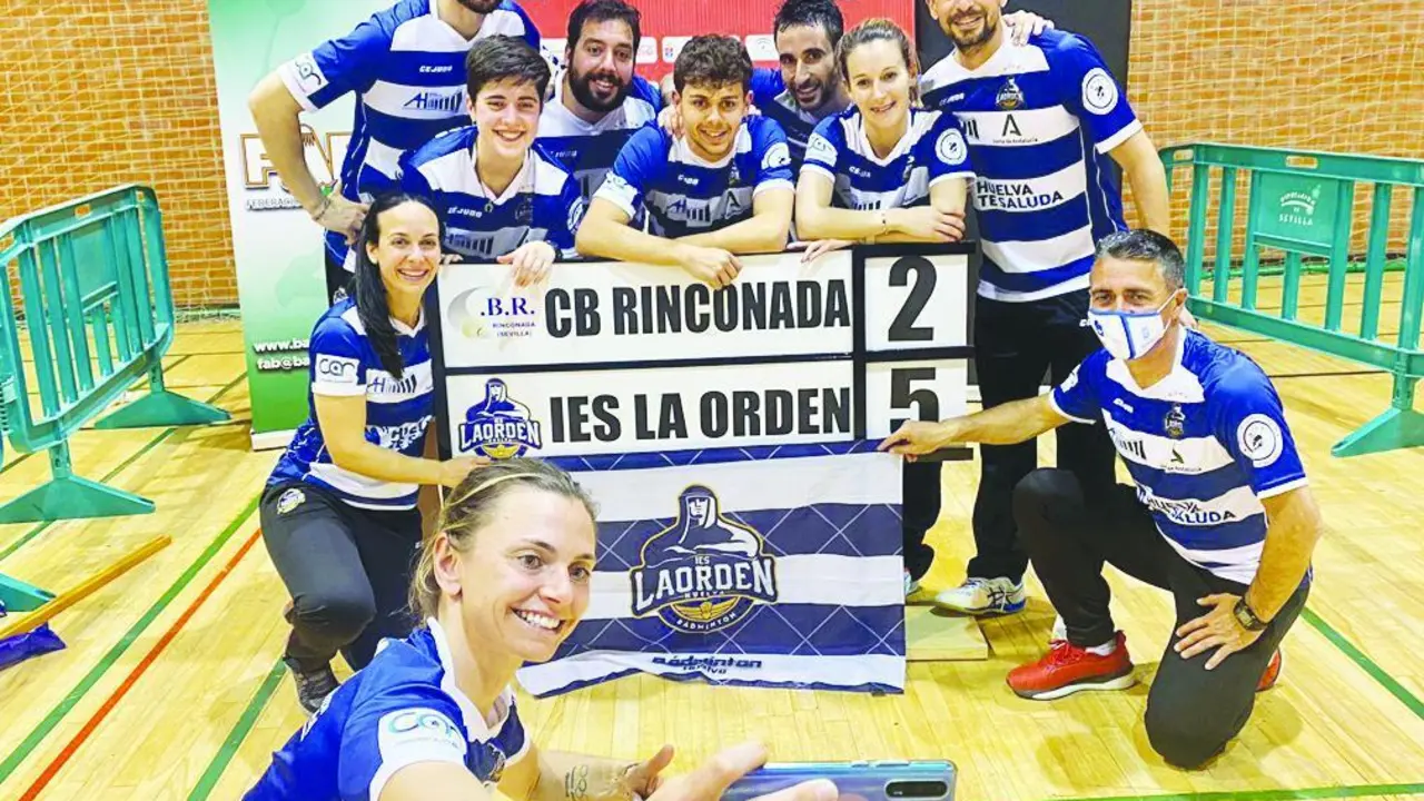 Jugadores y cuerpo t&eacute;cnico del Recreativo IES La Orden celebrando la gran victoria ante CB Rinconada.  - VH