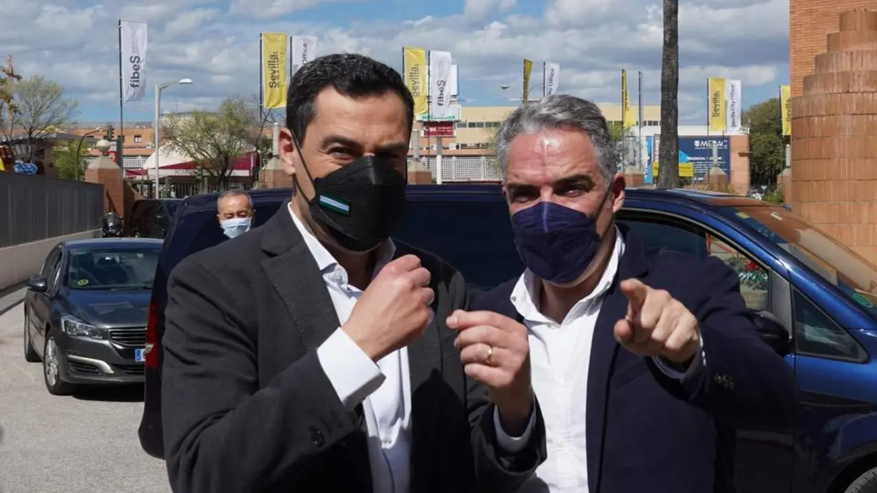 Juanma Moreno y El&iacute;as Bendodo. - Europa Press