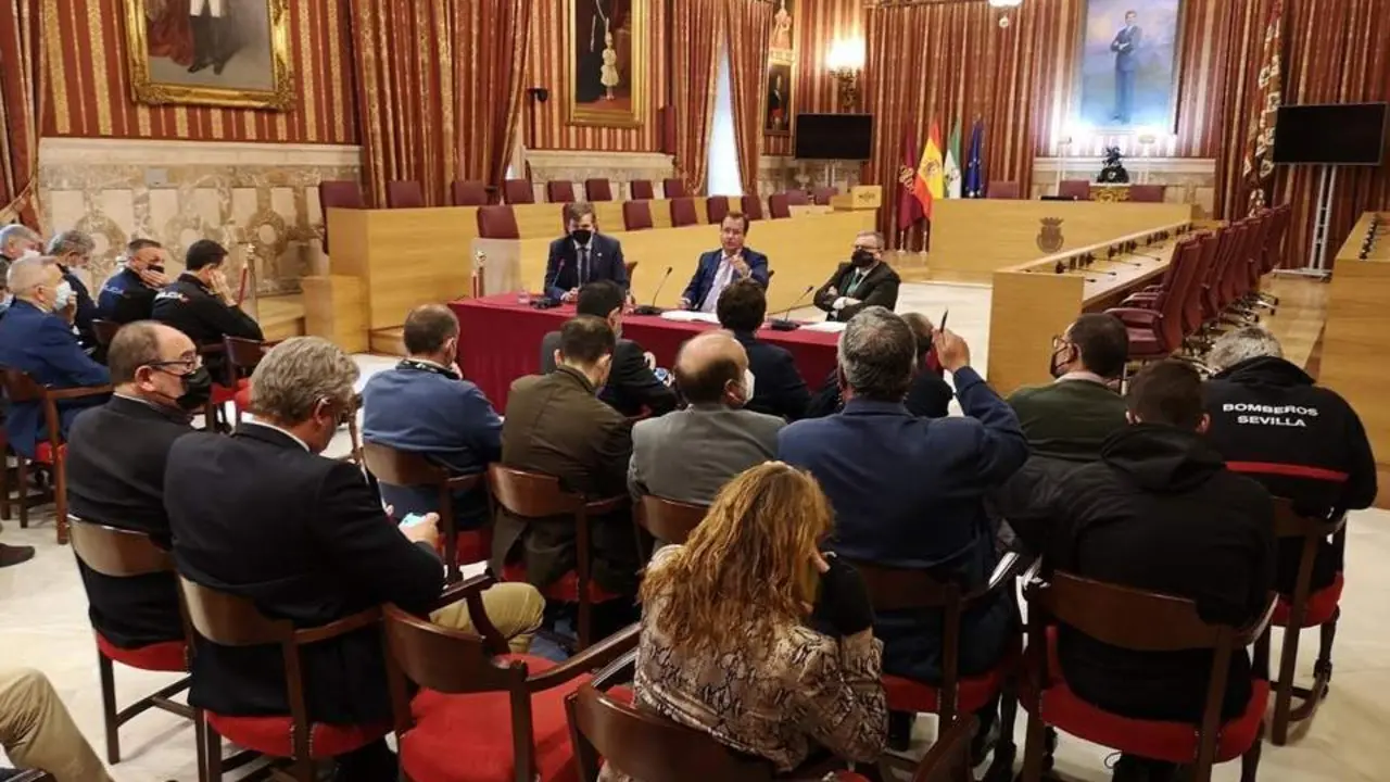 El delegado de Gobernaci&oacute;n, Fiestas Mayores y &Aacute;rea Metropolitana, Juan Carlos Cabrera, ha presidido la reuni&oacute;n del Cecop, cuya sede est&aacute; en el Ayuntamiento. - AYUNTAMIENTO DE SEVILLA