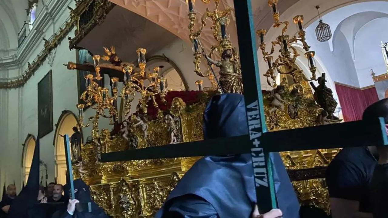 Nazarenos de la Veracruz en el templo - Jes&uacute;s Devesa