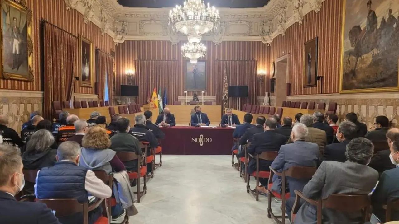 Juan Carlos Cabrera preside la reuni&oacute;n del Cecop en el Sal&oacute;n Col&oacute;n del Ayuntamiento.  - AYTO