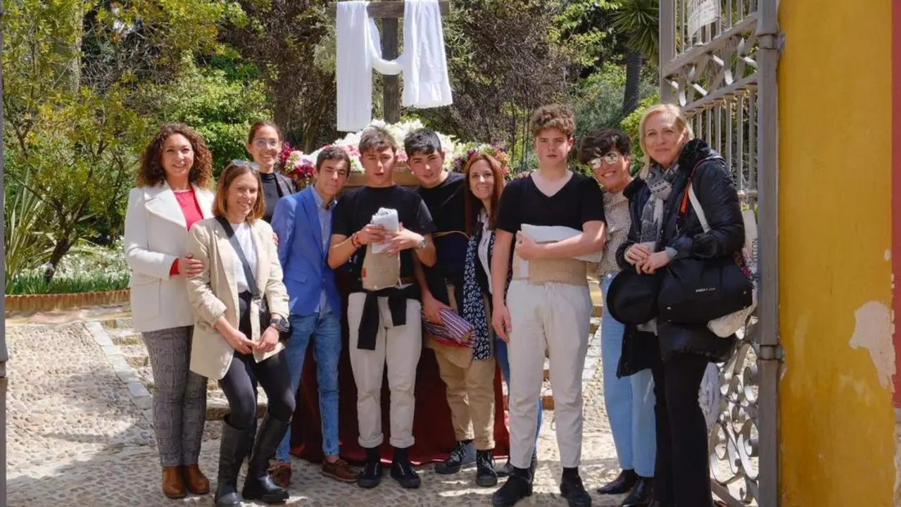 Los j&oacute;venes, con el paso de Semana Santa que prepararon. - Informaci&oacute;n.