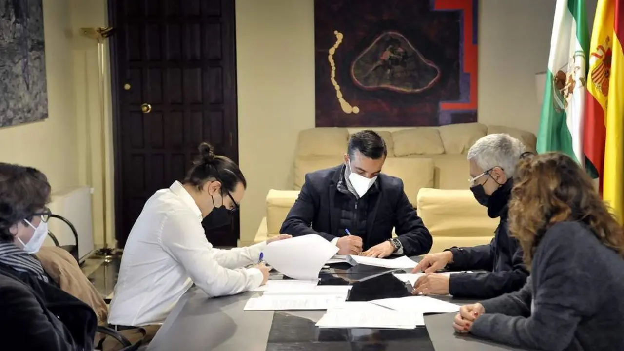 Miguel Barrionuevo y Jos&eacute; Antonio D&iacute;az, firmando el acta de ocupaci&oacute;n de la finca.  - Andaluc&iacute;a Informaci&oacute;n