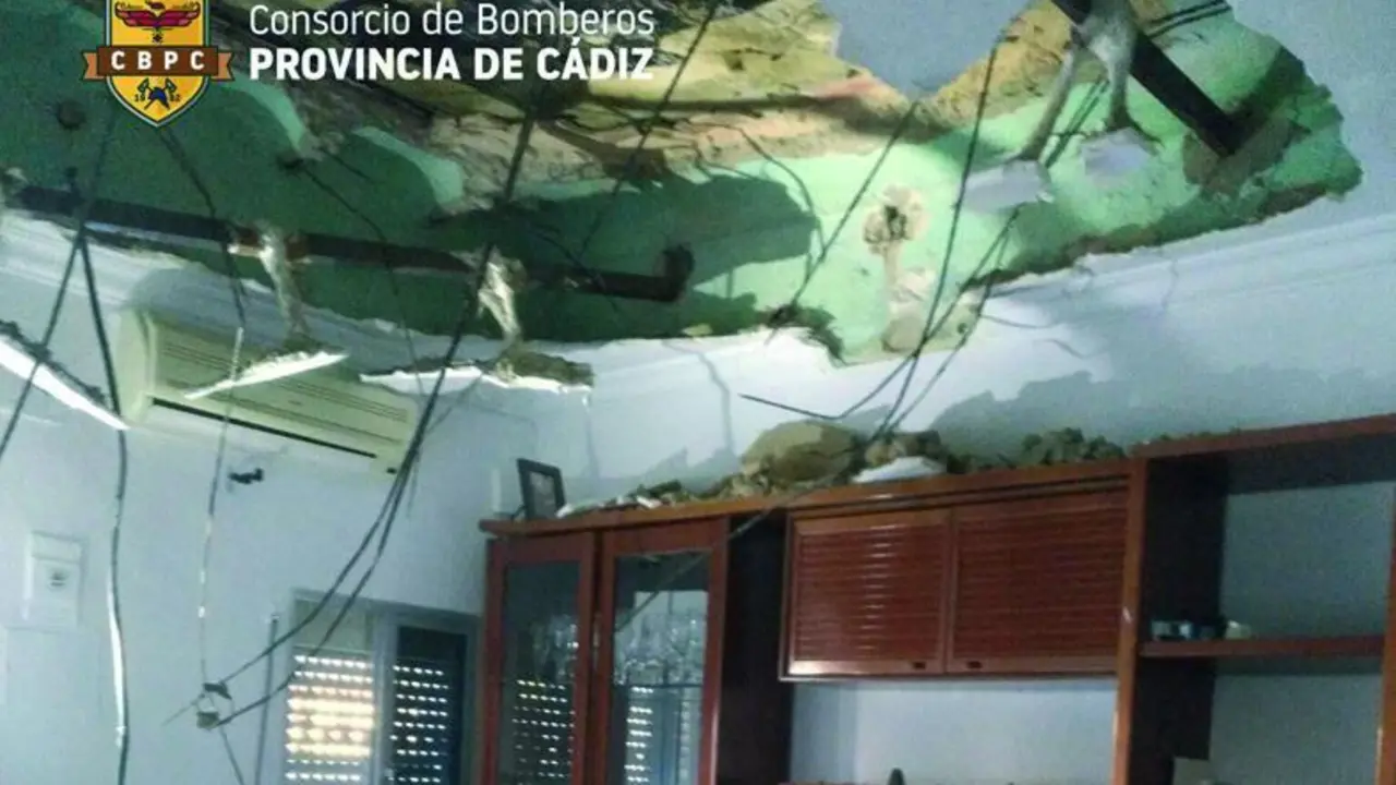 As&iacute; qued&oacute; el techo del sal&oacute;n.  - Bomberos
