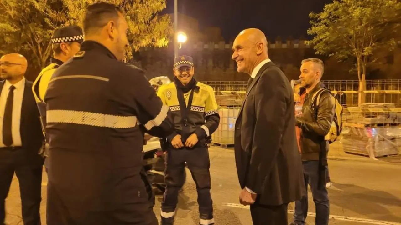 Mu&ntilde;oz con agentes de Polic&iacute;a Local esta Semana Santa. - Ayto