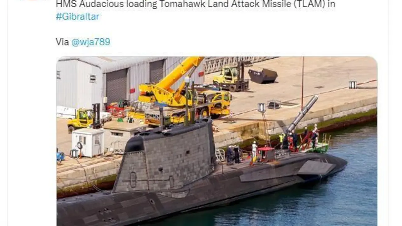 El submarino 'HMS Audacius' carga misiles Tomahawk en Gibraltar. - Twitter / @wja789