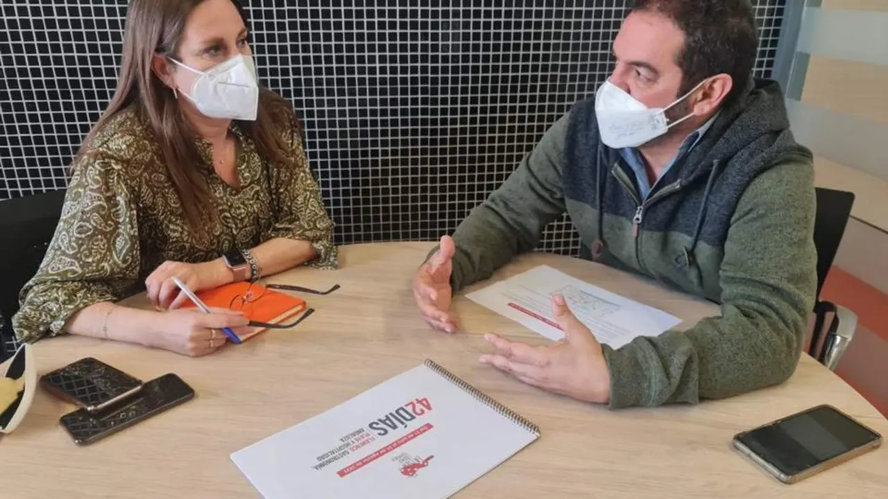 La delegada con el gerente de 'Flamenco de La Isla'. - 