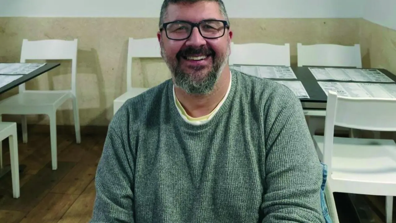 El popular autor de Carnaval revoluciona Twitter con una respuesta a Iv&aacute;n Espinosa de los Monteros.  - VIVA