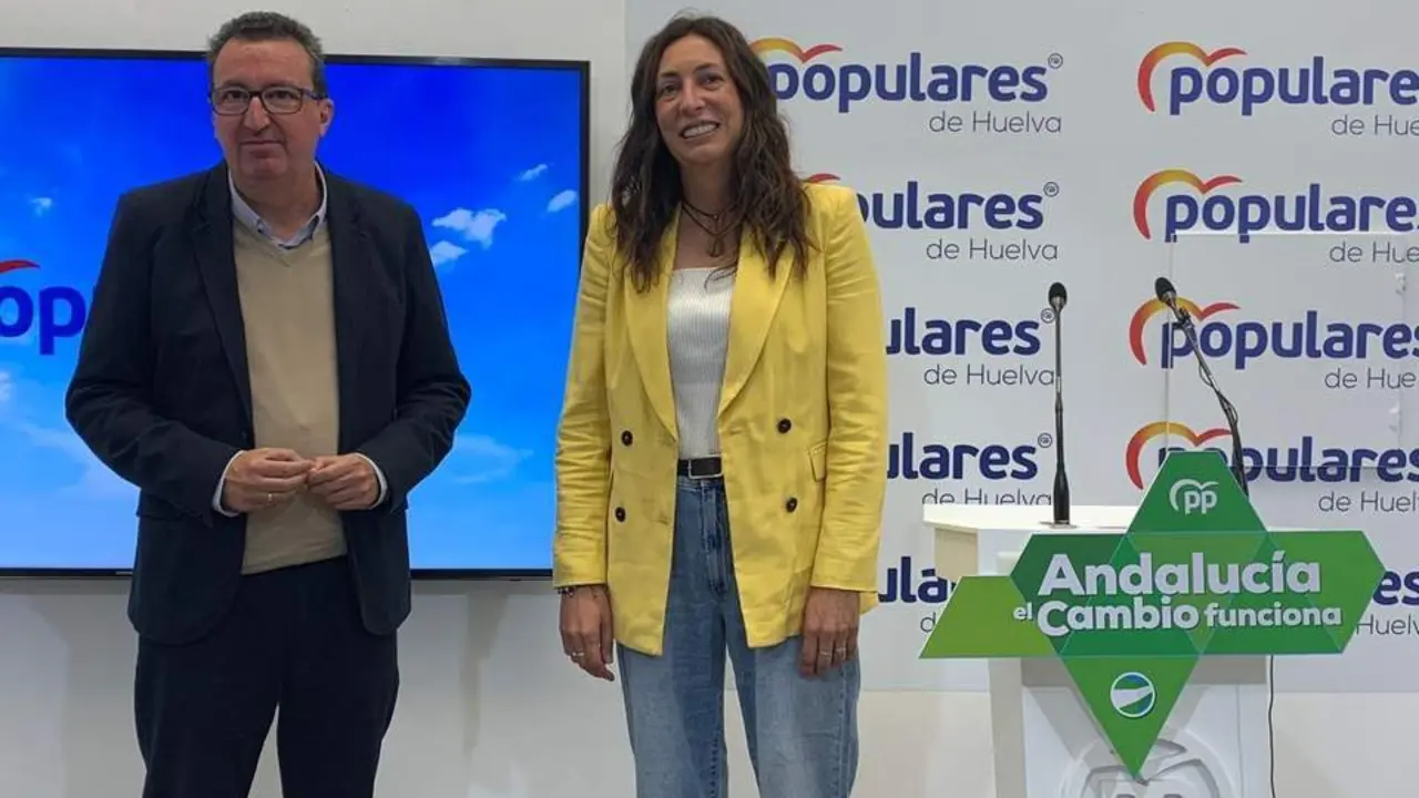 La secretaria general del PP-A, Loles L&oacute;pez, acompa&ntilde;ada por el presidente provincial del PP de Huelva, Manuel Andr&eacute;s Gonz&aacute;lez. - VH