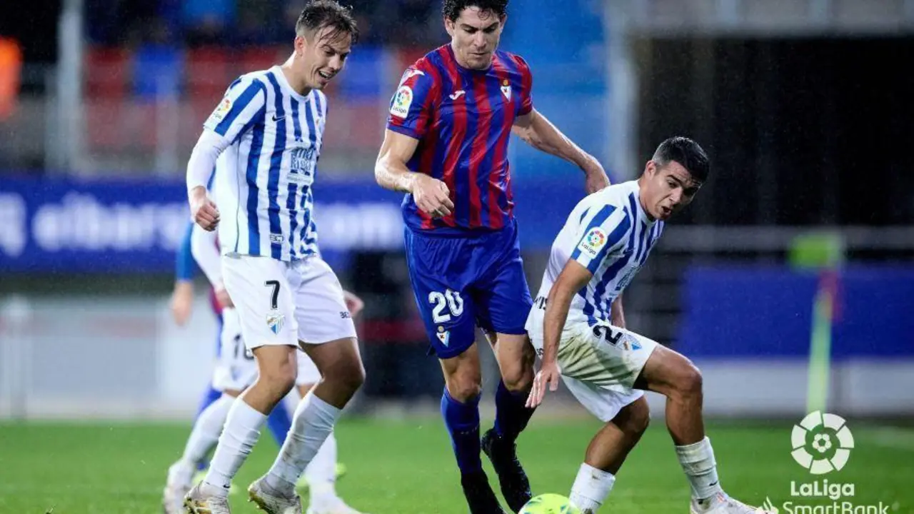 El &lsquo;Tibur&oacute;n&rsquo; Blanco Leschuk, que lleva 4 goles con el Eibar, asomar&aacute; de nuevo por La Rosaleda. - LaLiga
