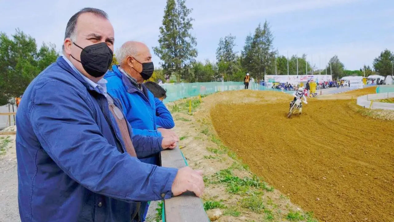 David Salazar y Diego Rodr&iacute;guez presenciando las pruebas en el Circuito de El Barrero - A. I.