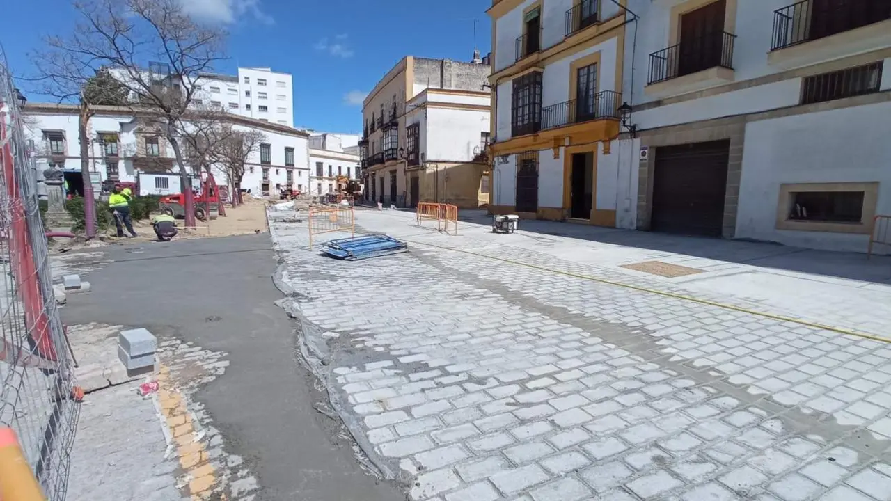 Lateral de la plaza del Arroyo que se prepara para el paso de las cofrad&iacute;as.  - F. L&oacute;pez