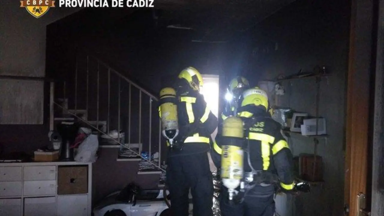 Bomberos durante la intervenci&oacute;n.  - Bomberos