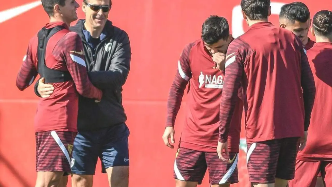 El futbolista del Sevilla FC, Erik Lamela, se reincorpora a los entrenamientos junto con sus compa&ntilde;eros. - sfc