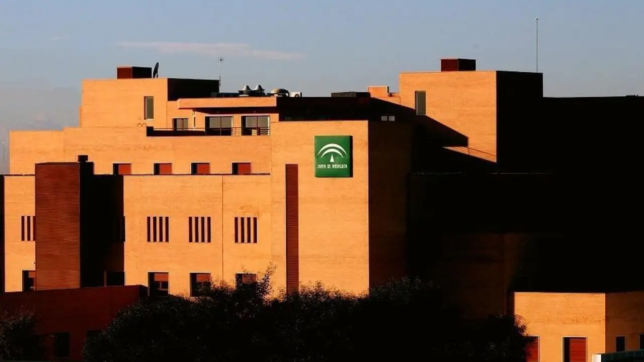Muere un motorista tras colisionar con una furgoneta en una rotonda de Bormujos (Sevilla). - EMERGENCIAS 112