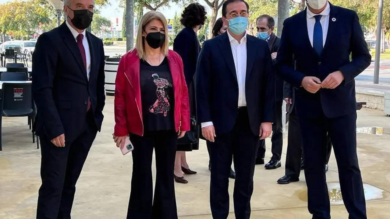 Ruiz Boix y Mamen S&aacute;nchez, en Jerez, durante una visita del ministro de Exteriores, en imagen de archivo. - PSOE