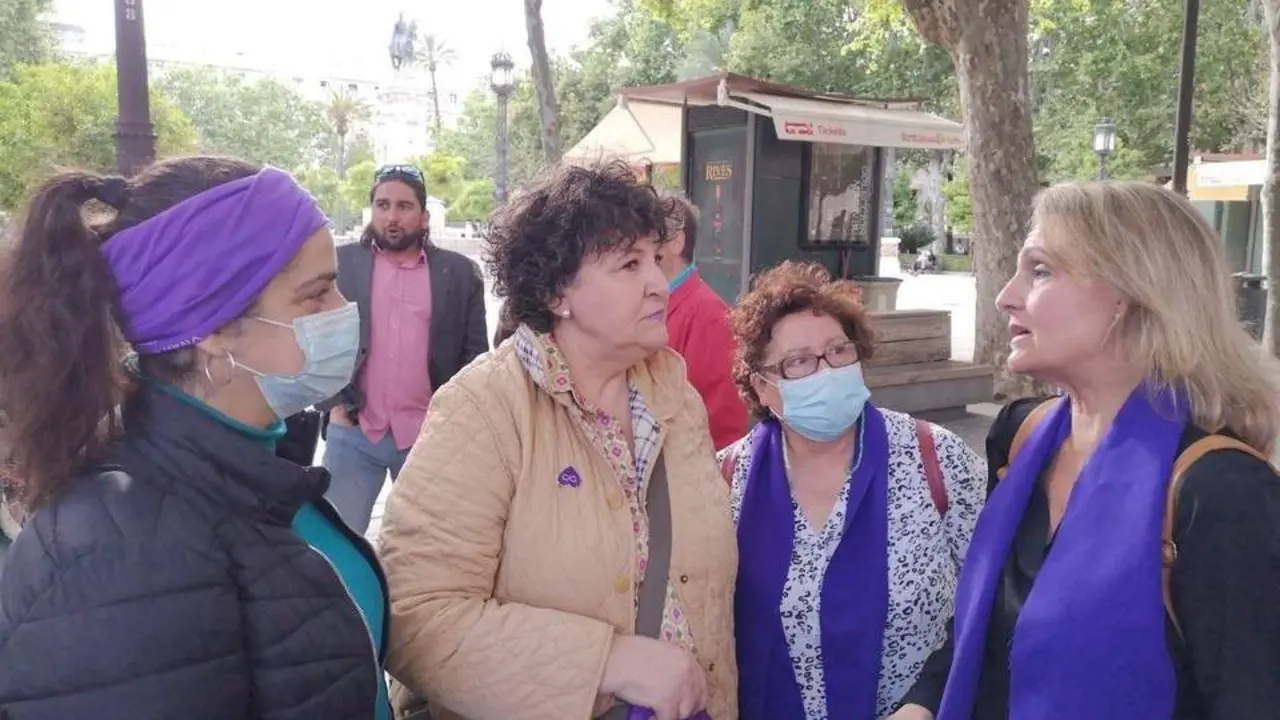 Mar&iacute;a Salmer&oacute;n, en la &uacute;ltima protesta en la Plaza Nueva de Sevilla. - IU