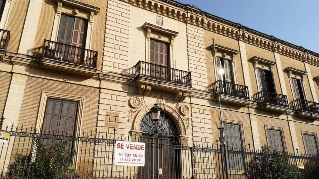 La antigua Comisar&iacute;a, con el cartel de 'se vende' en junio de 2021.  - Andaluc&iacute;a Informaci&oacute;n