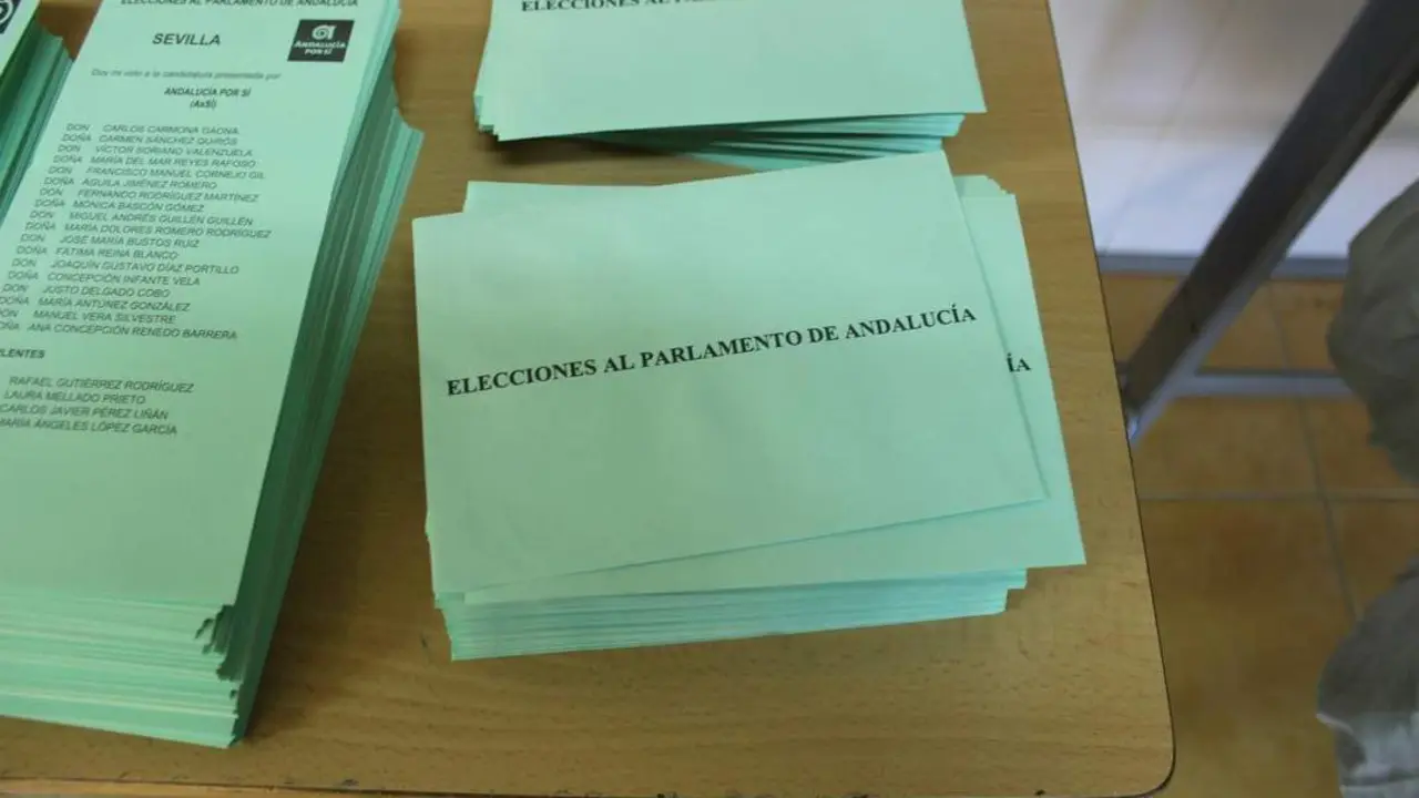 Sobres y papeletas en una mesa para las elecciones al Parlamento de Andaluc&iacute;a. - Europa Press