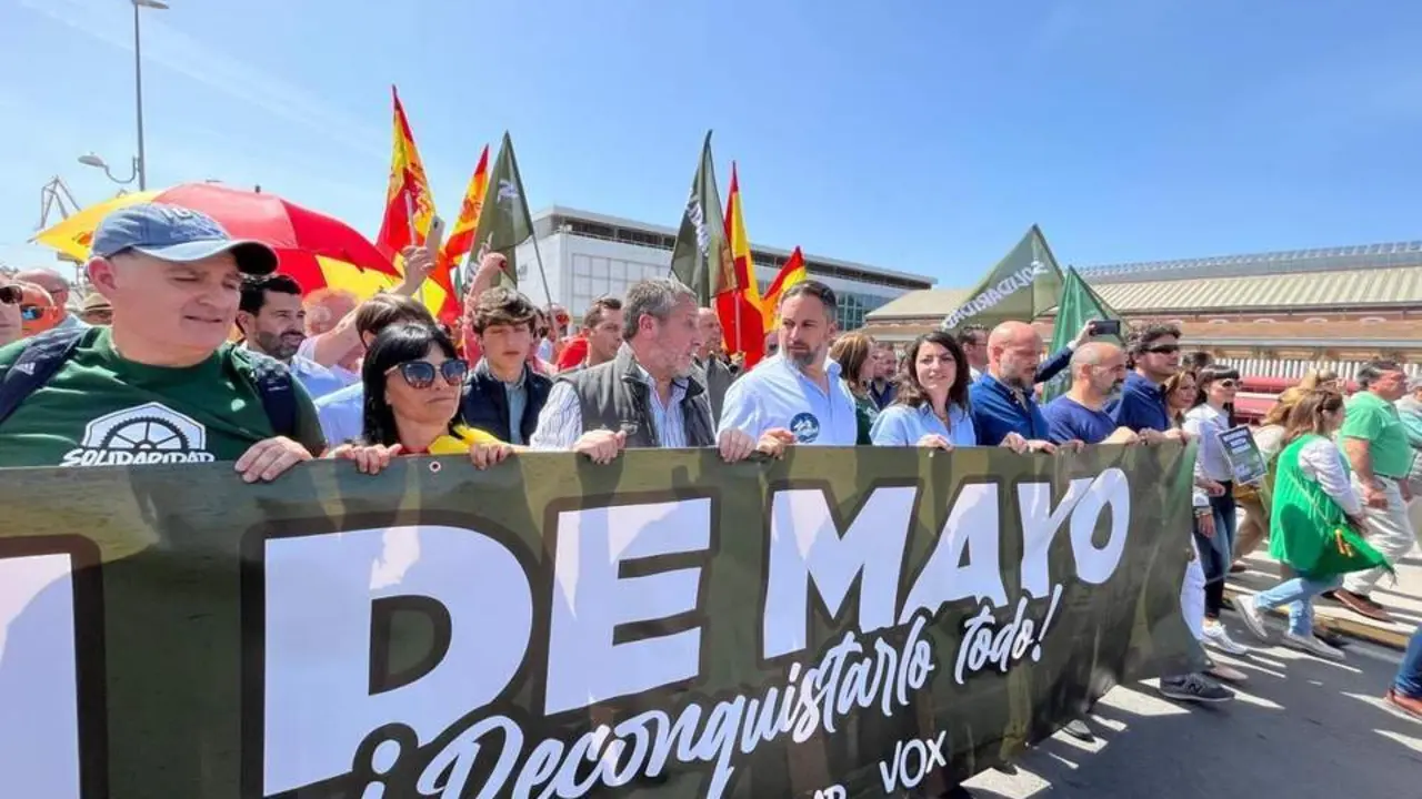 Cabecera de la manifestaci&oacute;n convocada por Solidaridad y Vox con Santiago Abascal, Rodrigo Alonso y Macarena Olona a la cabeza. - Antonio Bernal