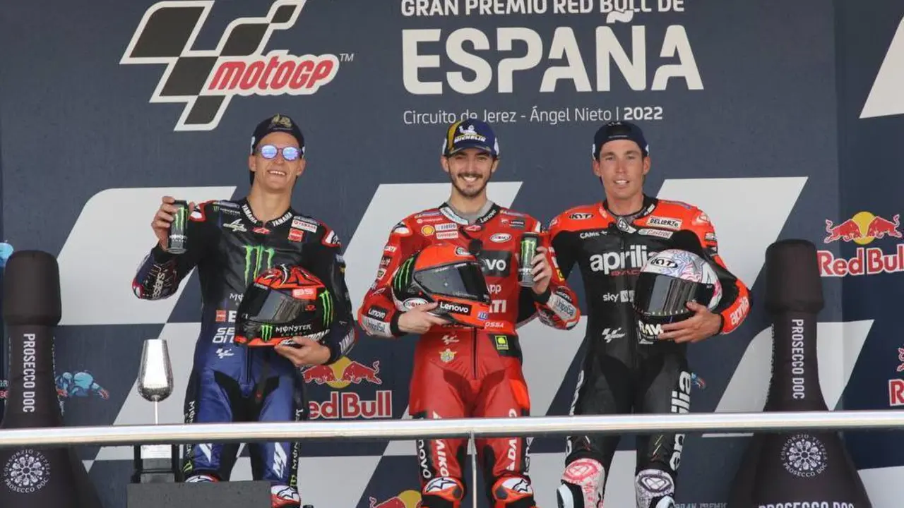 Pecco Bagnaia se subi&oacute; a lo m&aacute;s alto del podio del Circuito de Jerez. - Cristo Garc&iacute;a