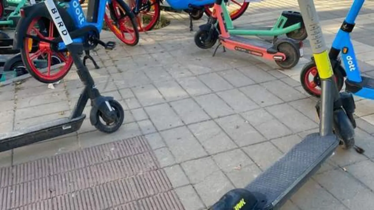 Patinetes sobre las aceras en Teatinos. - PSOE M&aacute;laga