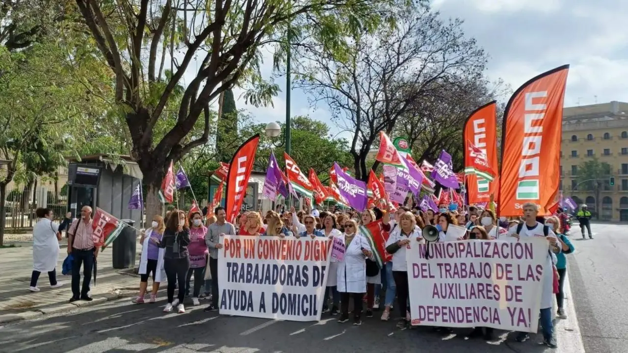 Manifestaci&oacute;n del sector de la ayuda a domicilio en Sevilla, desde el Hogar Virgen de los Reyes a la Plaza Nueva - CCOO SEVILLA