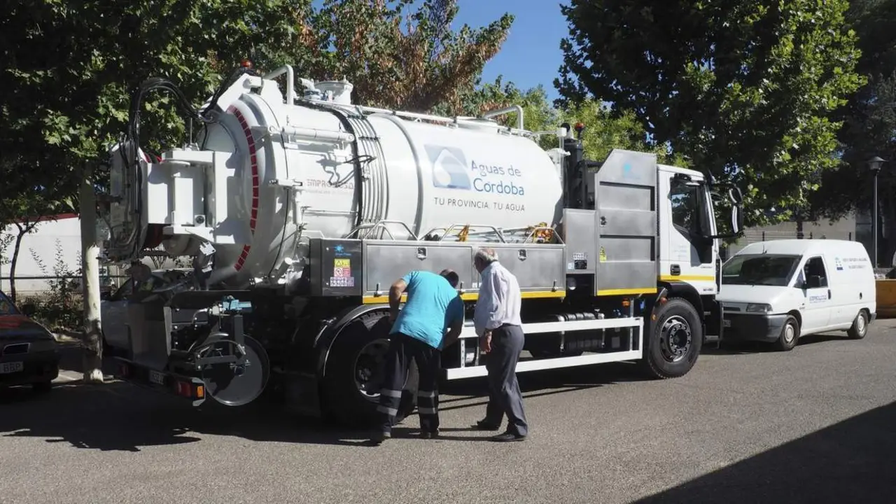 Uno de los camiones cisterna de la empresa provincial de aguas, Emproacsa.   - 