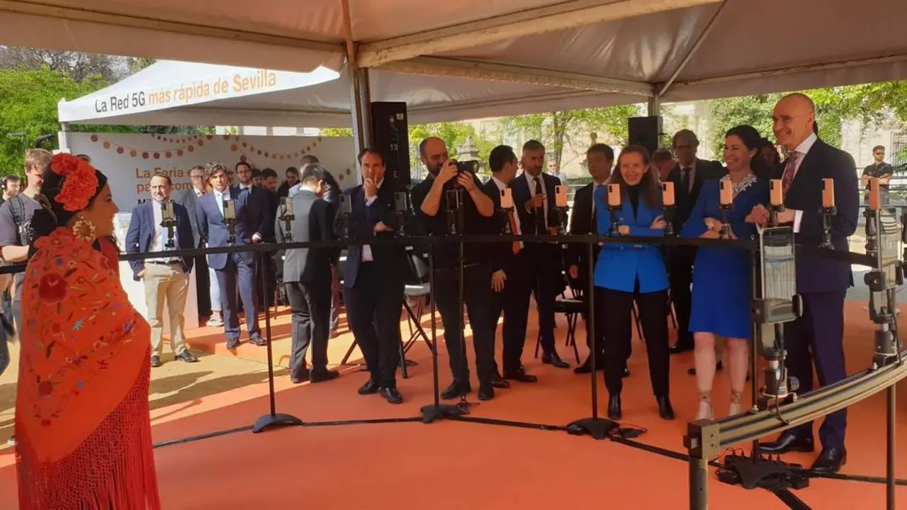 Prueba sobre el 5G en el Prado de San Sebasti&aacute;n organizada por Orange y Huawei y a la que ha asistido el alcalde de Sevilla, Antonio Mu&ntilde;oz.  - AYTO SEVILLA