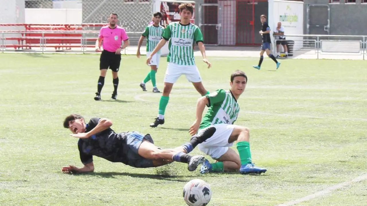 Una acci&oacute;n del partido entre el equipo juvenil B del Atl&eacute;tico Sanluque&ntilde;o y el Recreativo de Huelva disputado en el Doro Stadium - Ra&uacute;l J. Bustillos