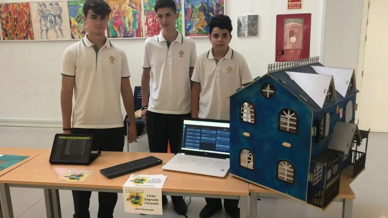 Los ganadores del tercer premio con su proyecto. - 