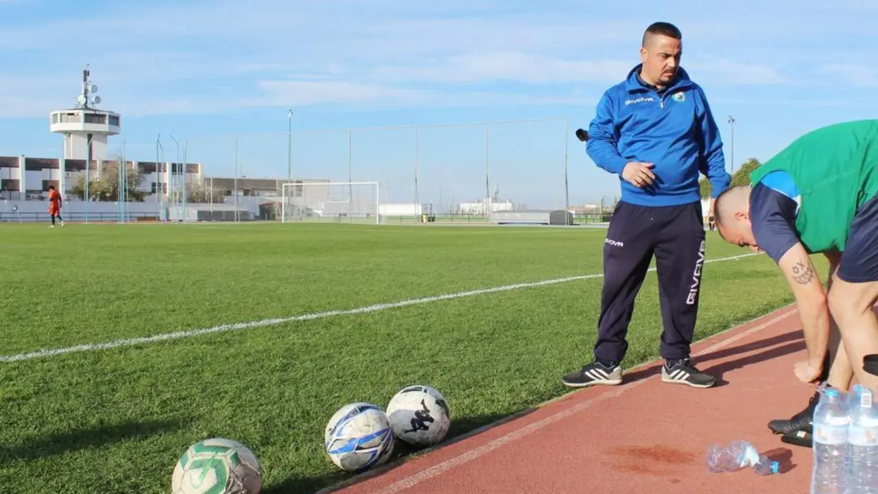 Hugo Virl&aacute;n, uno de los entrenadores de la Divina Pastora - Ra&uacute;l J. Bustillos