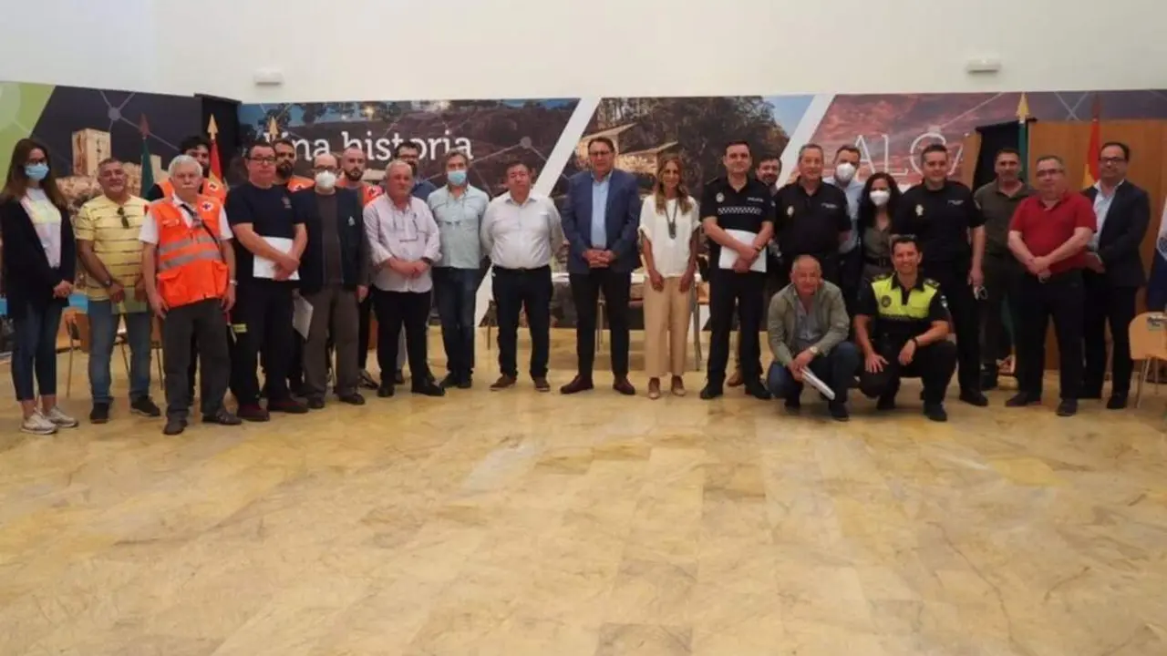 El Delegado de Fiestas Mayores del Ayuntamiento de Alcal&aacute; de Guada&iacute;ra, Enrique Pav&oacute;n, ell responsable de Servicios Urbanos, Jos&eacute; Antonio Montero. - AYTO ALCAL&Aacute; GUADA&Iacute;RA 