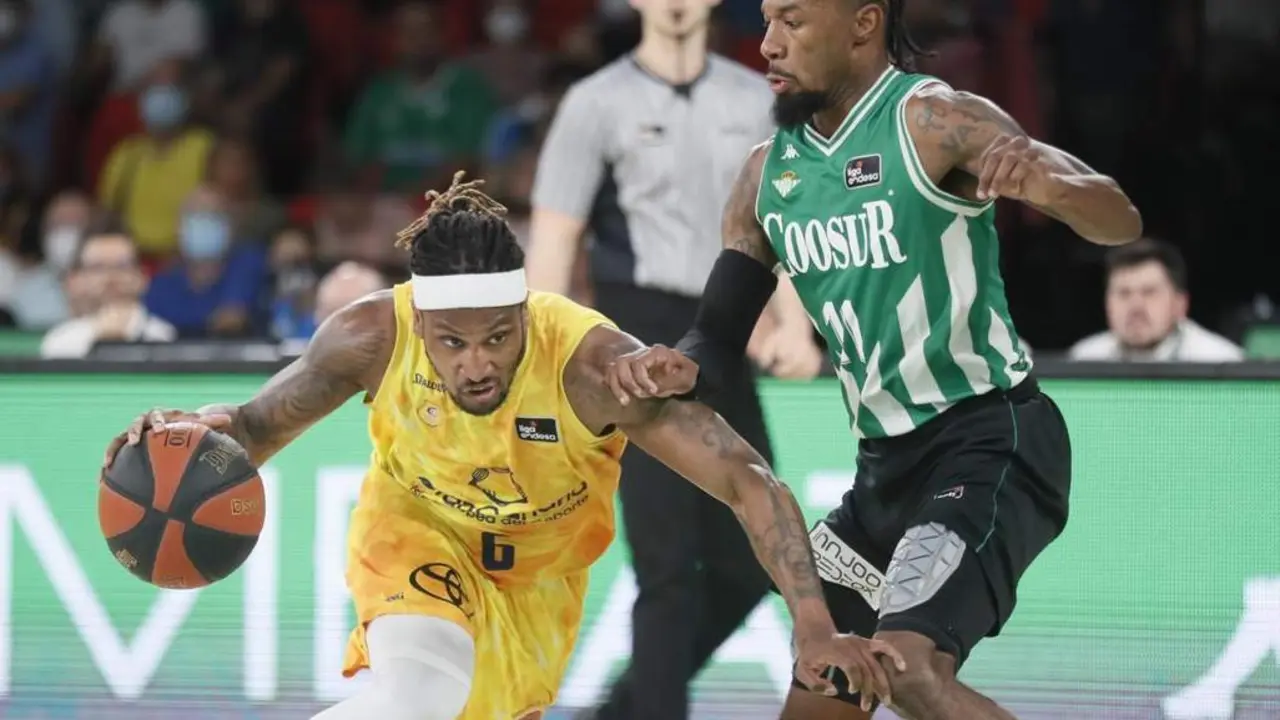El base franc&eacute;s del Gran Canaria, Andrew Albicy (i), con el bal&oacute;n ante el base estadounidense del Real Betis, Shannon Evans, durante el encuentro de la fase regular de la - efe