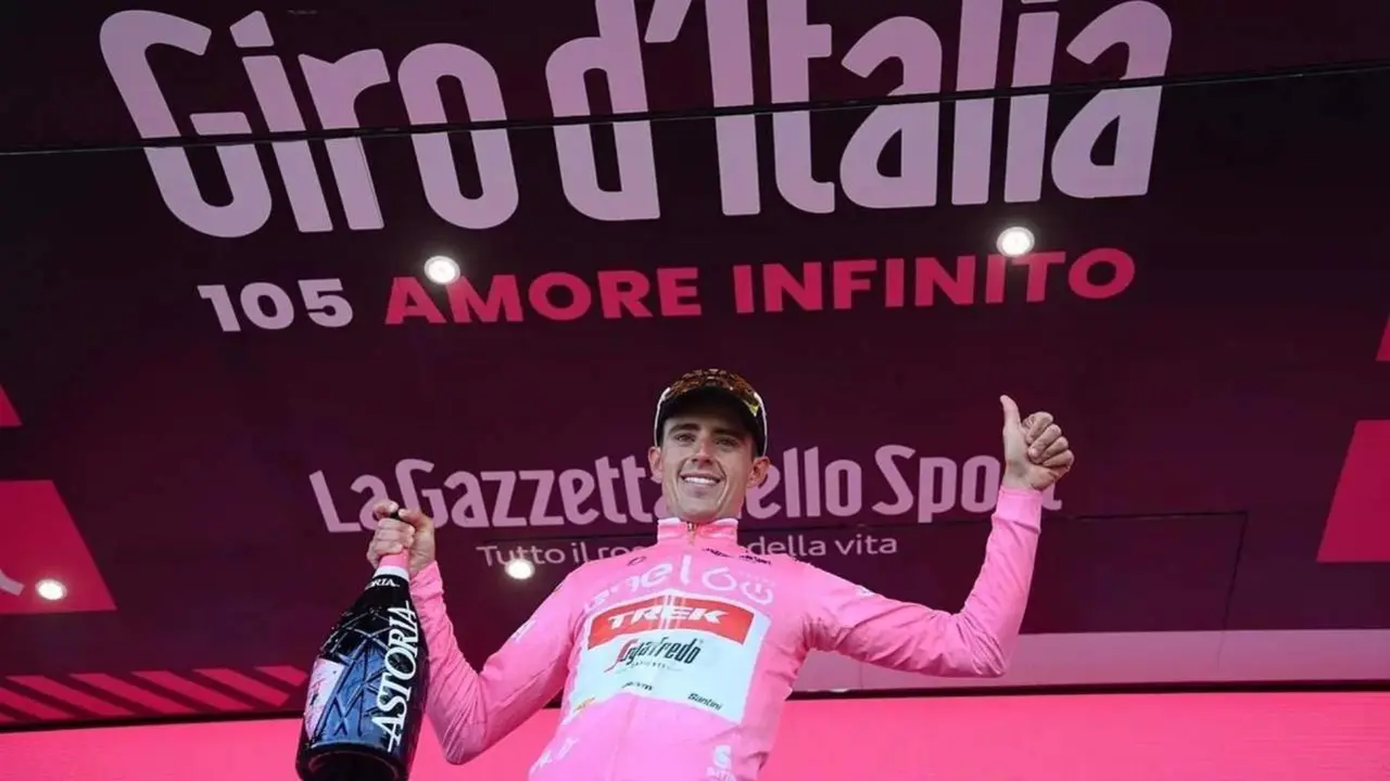 El ciclista lebrijano, Juan Pedro L&oacute;pez, tras coneguir la 'maglia' rosa en la cuarta etapa del Giro.  - AYTO LEBRIJA 