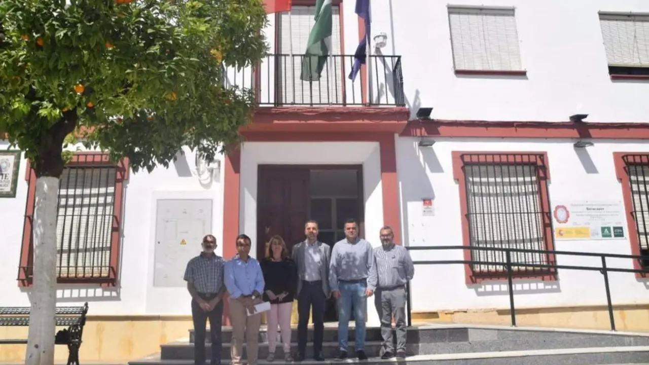 El delegado territorial de Regeneraci&oacute;n, Justicia y Administraci&oacute;n Local de la Junta, Javier Mill&aacute;n, con el alcalde de Benacaz&oacute;n, Pedro Oropesa, en el Consistorio.  - JUNTA ANDALUC&Iacute;A