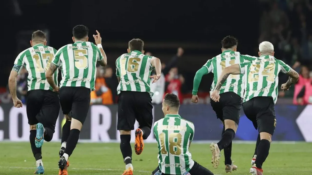 Varios futbolistas de la plantilla del Real Betis celebran la consecuci&oacute;n de la Copa del Rey ante el Valencia. - efe