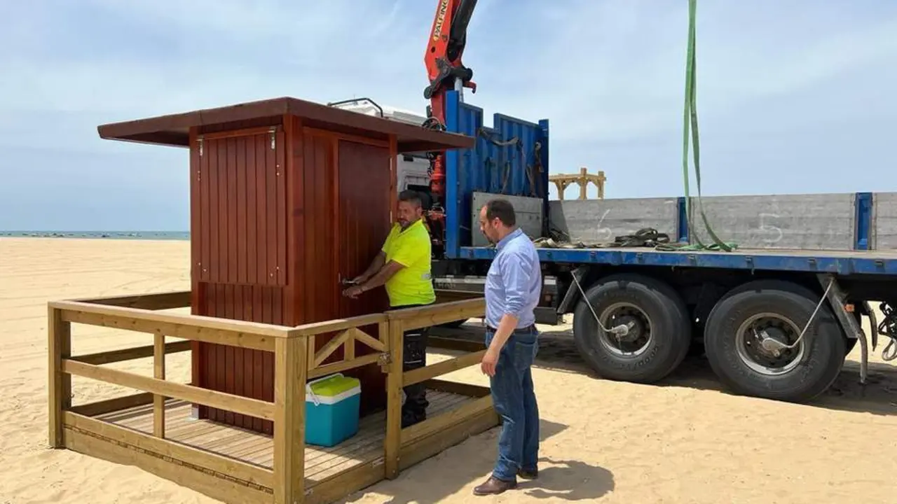 Torretas de vigilancia instaladas en las playas de Sanl&uacute;car. - Informaci&oacute;n