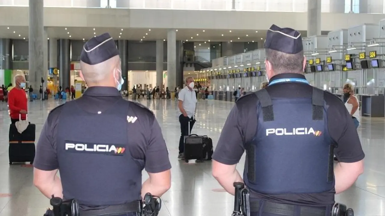 Dos agentes en el aeropuerto de M&aacute;laga. - Polic&iacute;a Nacional